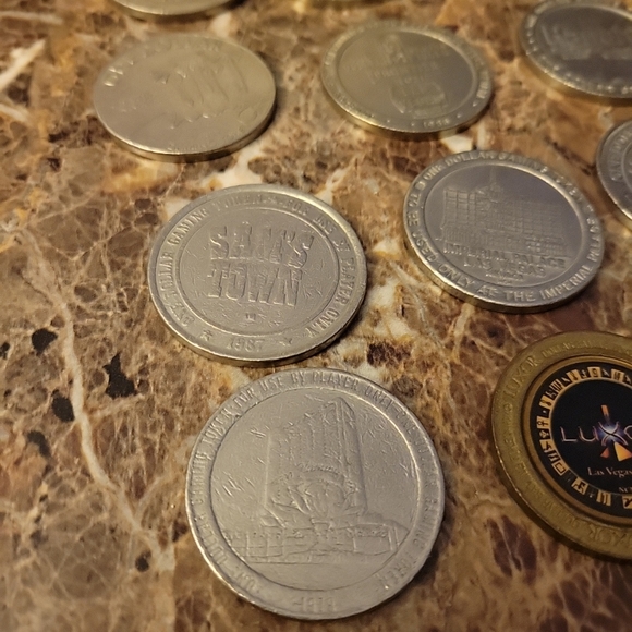 11 Vegas  gaming Tokens 79-92. - Picture 8 of 9